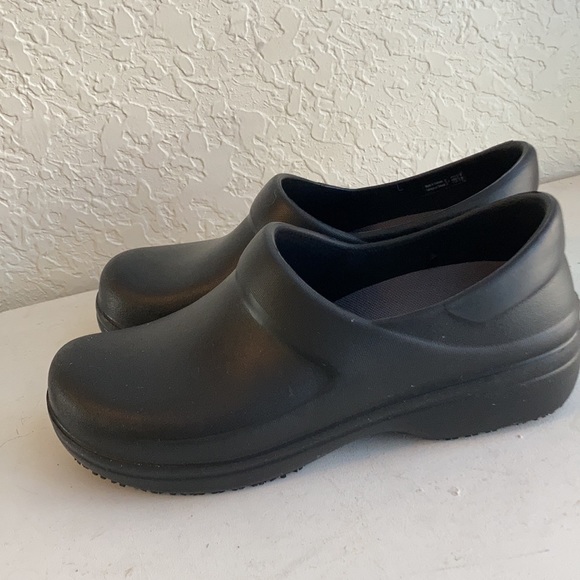 Crocs comfort slip resistant black clogs - Picture 6 of 9